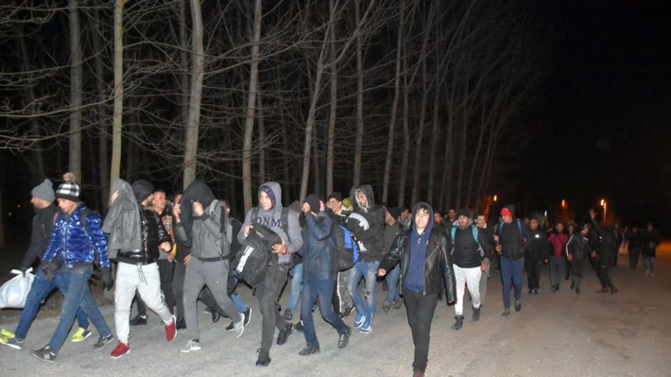 Migranti pochodují k řeckým hranicím